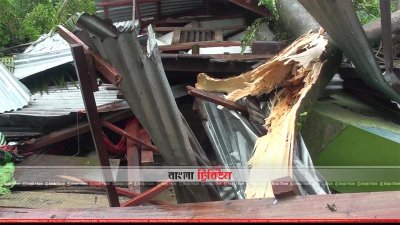 টর্নেডোর আঘাতে বিধ্বস্ত