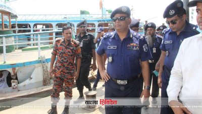 পাটুরিয়া ফেরিঘাট পরিদর্শন করছেন নৌপুলিশের কর্মকর্তারা