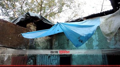 বৃষ্টি হলেই পানি পড়ে, তাই ঘরের সামনে লাগানো হয়েছে পলিথিন