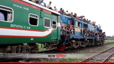 তালা মারা থাকায় খাবার গাড়িতে ভিড় কম মনে হলেও একটু পরেই এটিও যাবে ভরে