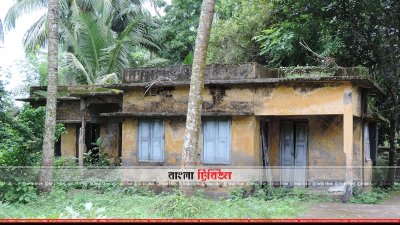 বরগুনায় এমন ঘরে খুব কষ্ট করে থাকেন বনপ্রহরীরা