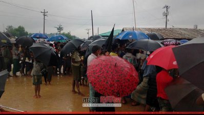 বৃষ্টি হলে কাদাপানিতে একাকার হয়ে যায় রোহিঙ্গা ক্যাম্প
