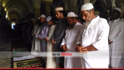 বাগেরহাটে ষাট গম্বুজ মসজিদে ঈদের নামাজ