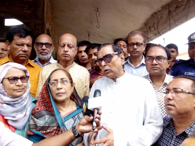 সাংবাদিকদের সঙ্গে কথা বলছেন রাশেদ খান মেনন