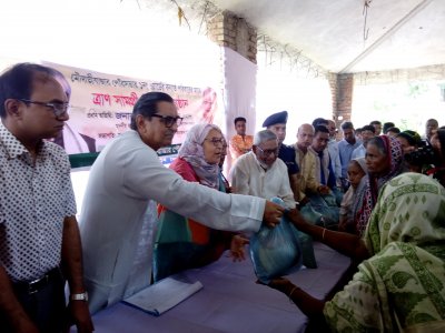 বন্যার্তদের মাঝে ত্রাণ বিতরণ করছেন রাশেদ খান মেনন