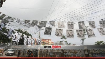 প্রার্থীদের প্রচারণায় সবখানে লিফলেট ঝুলছে গাজীপুরে (ছবি: সাজ্জাদ হোসেন)