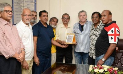 ব্রাজিলের রাষ্ট্রদূতের হাতে ক্রেস্ট তুলে দিচ্ছেন সাবেক ফুটবলাররা