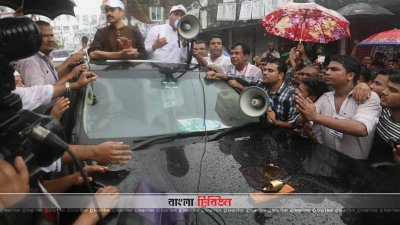 গাজীপুর সিটিতে নির্বাচনি প্রচারণার সময় আওয়াম লীগের মেয়র প্রার্থী জাহাঙ্গীর আলম (ছবি: সাজ্জাদ হোসেন)