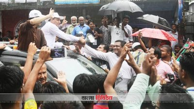 গাজীপুর সিটিতে নির্বাচনি প্রচারণার সময় আওয়াম লীগের মেয়র প্রার্থী জাহাঙ্গীর আলম (ছবি: সাজ্জাদ হোসেন)