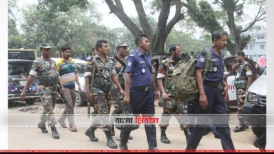 টহলরত আইনশৃঙ্খলা বাহিনীর সদস্যরা