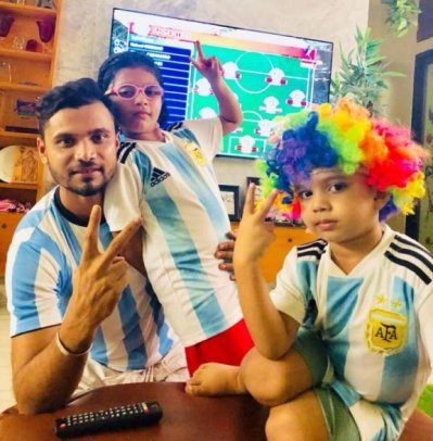ছেলে-মেয়েকে নিয়ে মাশরাফির জয় উদযাপন। ছবি-ফেসবুক