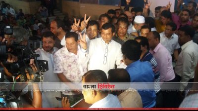 রিটার্নিং কর্মকর্তার অফিসে জাহাঙ্গীর আলমকে অভিনন্দন জানান সমর্থকরা