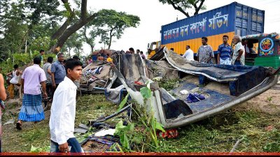 গত ২৩ জুন গাইবান্ধায় দুর্ঘটনাকবলিত বাস (ছবি: ফোকাস বাংলা)