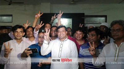 বিজয় চিহ্ন দেখাচ্ছেন জাহাঙ্গীর আলম 