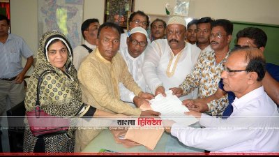 মনোনয়নপত্র জমা দিচ্ছেন জাতীয় পার্টির ওয়াসিউর রহমান ওরফে দোলন (ছবি- প্রতিনিধি)