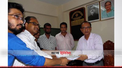 মনোনয়নপত্র জমা দিচ্ছেন স্বতন্ত্র প্রার্থী মুরাদ মোর্শেদ (ছবি- প্রতিনিধি)