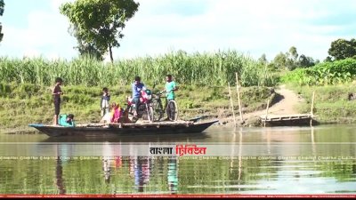 নৌকায় ঝুঁকিপূর্ণ পারাপার (ছবি- প্রতিনিধি) 