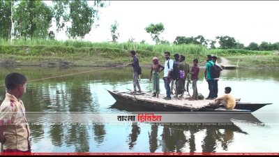 নৌকায় ঝুঁকিপূর্ণ পারাপার (ছবি- প্রতিনিধি)