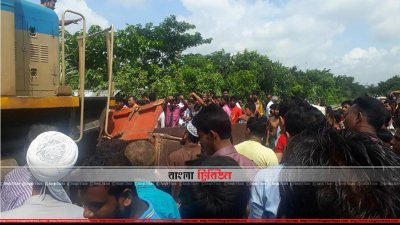 ট্রাক-ট্রেন সংঘর্ষ