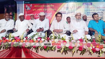 মঞ্চে অন্যান্যের মধ্যে আ হ ম মুস্তফা কামাল (ছবি- প্রতিনিধি)