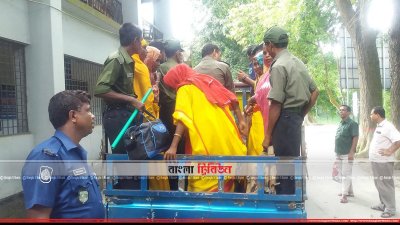 ভোটের সরঞ্জাম নিয়ে যাওয়া হচ্ছে (ছবি- প্রতিনিধি)