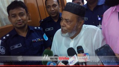 এসপির অফিস থেকে বেরিয়ে সাংবাদিকদের সঙ্গে কথা বলছেন হাসান সরকার