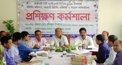 রিটার্নিং কর্মকর্তা, সহকারী রিটার্নিং কর্মকর্তা ও সহায়ক কর্মকর্তাদের প্রশিক্ষণ কর্মশালায় বক্তব্য রাখছেন ইসি মো. রফিকুল ইসলাম 