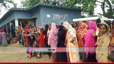 ভোট দেওয়ার জন্য অপেক্ষা করছেন ভোটারা 
