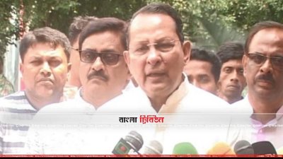 সাংবাদিকদের সঙ্গে কথা বলছেন হাসানুল হক ইনু (ছবি- প্রতিনিধি)