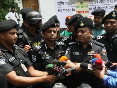 হলি আর্টিজানে শ্রদ্ধা শেষে কথা বলছেন র&zwnj;্যাব মহাপরিচালক
