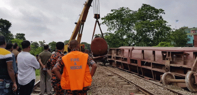 বগি উদ্ধারের কাজ চলছে