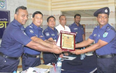 পুরস্কার তুলে দেওয়া হচ্ছে হাকিমপুর থানার ওসির হাতে