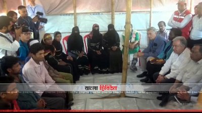 উখিয়ার কুতুপালং রোহিঙ্গা ক্যাম্প পরিদর্শনকালে রোহিঙ্গা নারীদের সঙ্গে কথা বলেন জাতিসংঘের মহাসচিব অ্যান্তোনিও গুতেরেস ও বিশ্ব ব্যাংকের প্রেসিডেন্ট জিম ইয়ং কিম 