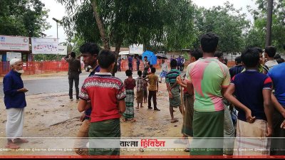 উখিয়ার ট্রানজিট পয়েন্টে মানুষের ভিড়