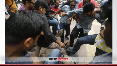আন্দোলনকারী একজনকে মারধর করা হচ্ছে