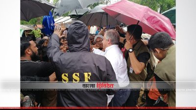 বৃষ্টির মধ্যে গাড়ি থেকে নেমে রোহিঙ্গাদের সঙ্গে কথা বলেন জাতিসংঘের মহাসচিব অ্যান্তোনিও গুতেরেস