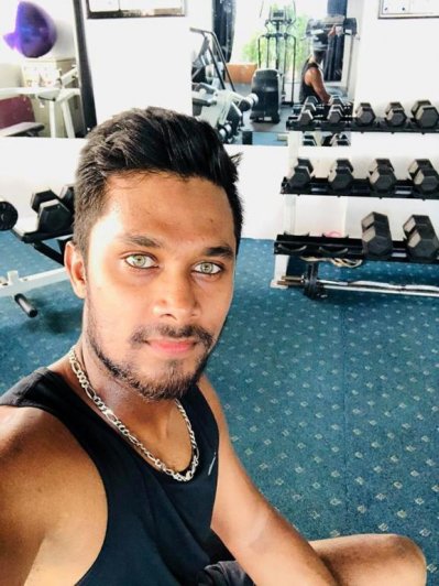 কঠোর পরিশ্রম করছেন জিমে