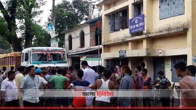 ভারতীয় ট্রাকের চালক ও সহকারীরা বন্দরের প্রধান সড়কে অবস্থান নিয়ে অবরোধ করেছ 