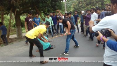 আন্দোলনকারী তারেককে পেটাচ্ছেন ছাত্রলীগের নেতাকর্মীরা