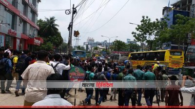 দুর্ঘটনার পর শিক্ষার্থীদের বিক্ষোভ
