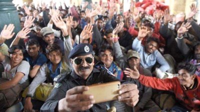 পাকিস্তানে বন্দি ৪৭১ ভারতীয়