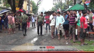 হিলি স্থলবন্দরের শূন্যরেখায় অবস্থান নেওয়া ট্রাক চালক ও হেলপাররা