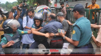 জাতীয় প্রেসক্লাবের সামনে অভিভাবকদের ডাকা সমাবেশ পণ্ড করে দেয় পুলিশ