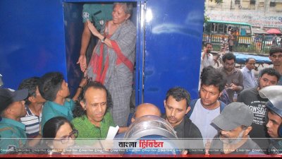 প্রেসক্লাবের সামনে আটক করে পুলিশের গাড়িতে তোলা হচ্ছে জাহাঙ্গীরনগর বিশ্ববিদ্যালয়ের নৃবিজ্ঞান বিভাগের অধ্যাপক রেহনুমা আহমেদকে
