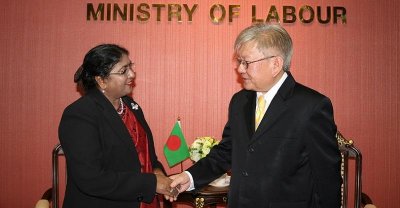 প্রবাসী কল্যাণ ও বৈদেশিক কর্মসংস্থান মন্ত্রণালয়ের সচিব ড. নমিতা হালদার ও জেনারেল সিংসাক সিংপাই (ছবি: সংগৃহীত)
