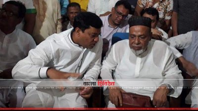 পাশাপাশি বসে কথা বলছেন হাসান সরকার-জাহাঙ্গীর আলম (ছবি- প্রতিনিধি)