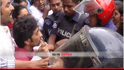 কোটা আন্দোলনকারীদের ওপর হামলার প্রতিবাদে মনববন্ধনে বাধা দেয় পুলিশ