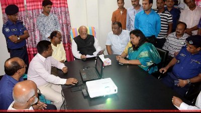 সাংবাদিকদের সঙ্গে আলাপকালে স্বাস্থ্যমন্ত্রী
