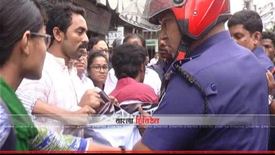 কোটা আন্দোলনকারীদের ওপর হামলার প্রতিবাদে মনববন্ধনে বাধা দেয় পুলিশ