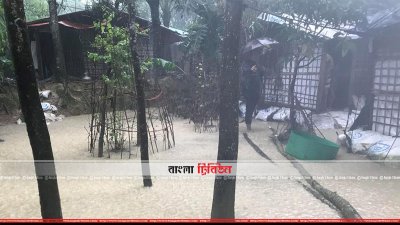 ঝড়ো হাওয়ায় একদিকে ঝুঁকে পড়া কয়েকটি খুপড়ি ঘর (ছবি- প্রতিনিধি)